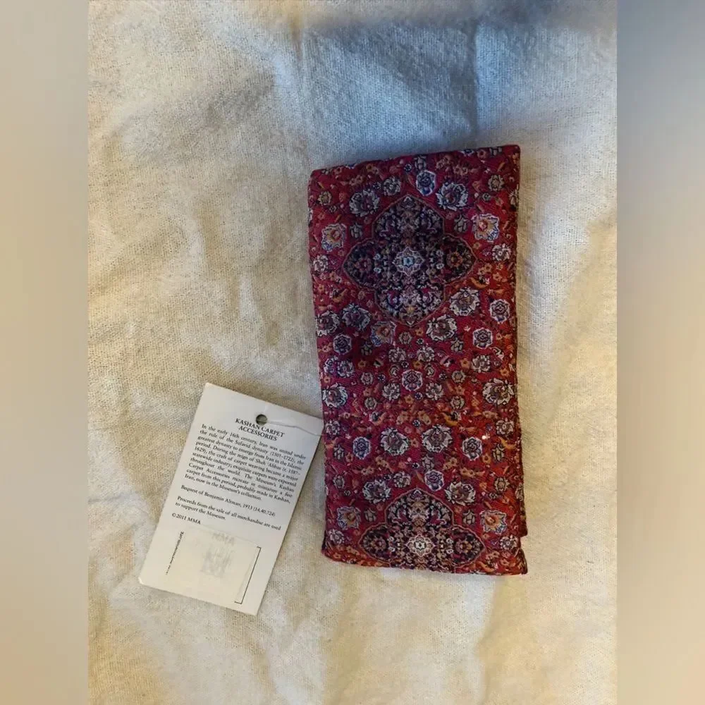 New with Tags MET Museum Kashan Carpet Themed Accessory
